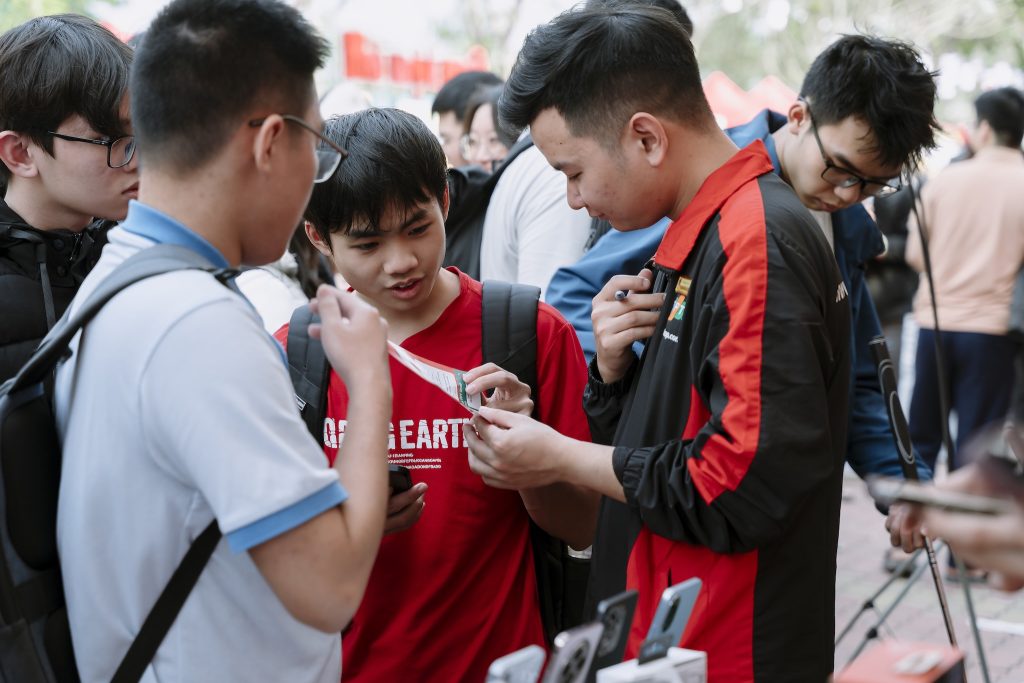 Mạng di động FPT tặng data miễn phí và học bổng