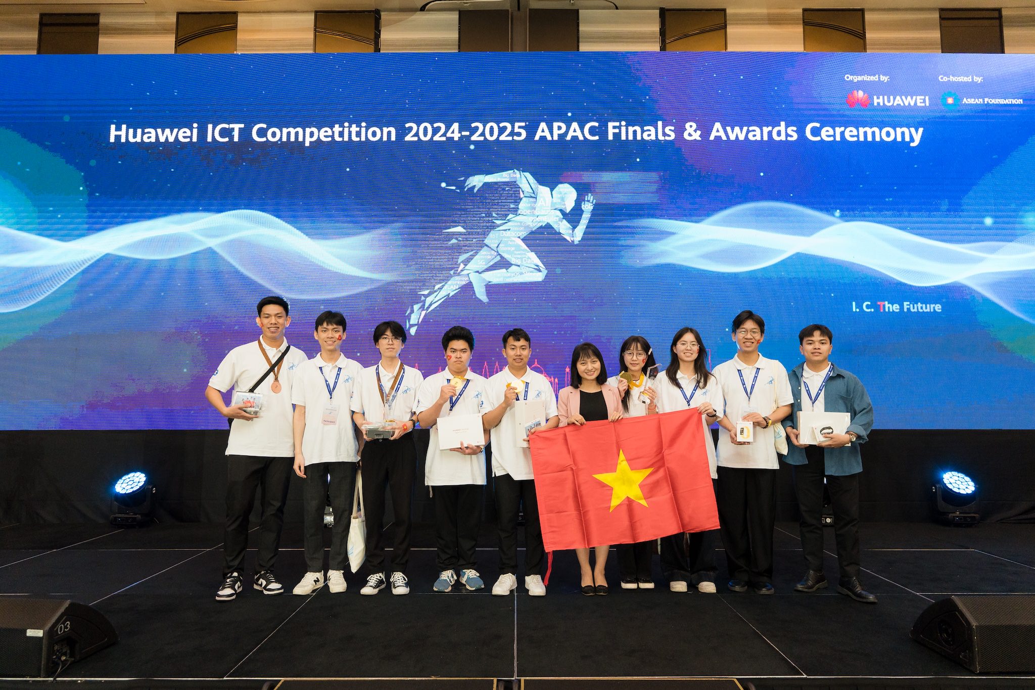 Sinh viên Việt Nam đại thắng tại cuộc thi Huawei ICT Competition 2024 – 2025