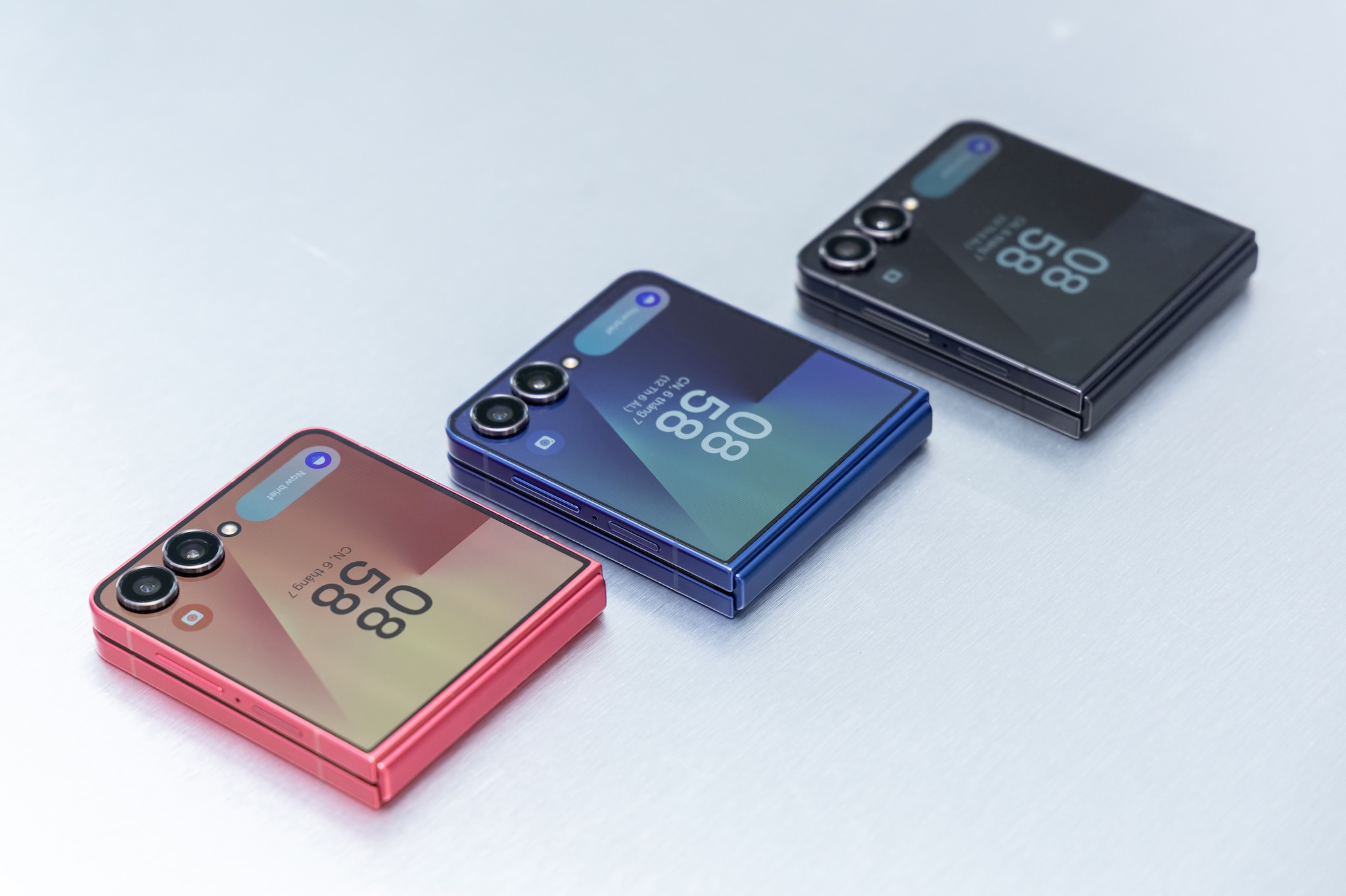 Samsung Galaxy Z Flip7: Siêu phẩm AI nhỏ gọn với màn hình FlexWindow tràn viền thế hệ mới