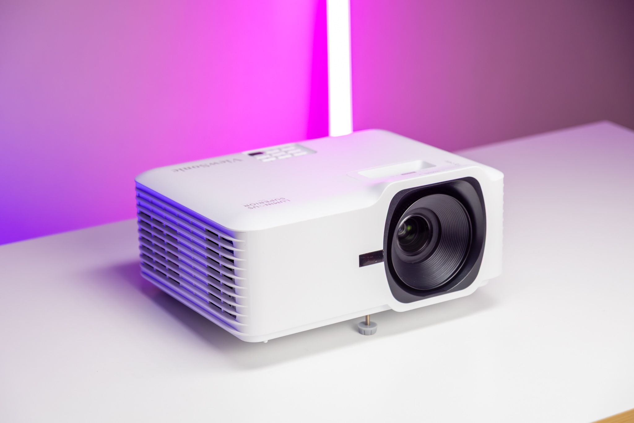 ViewSonic ra mắt dòng máy chiếu laser LSD400 Series