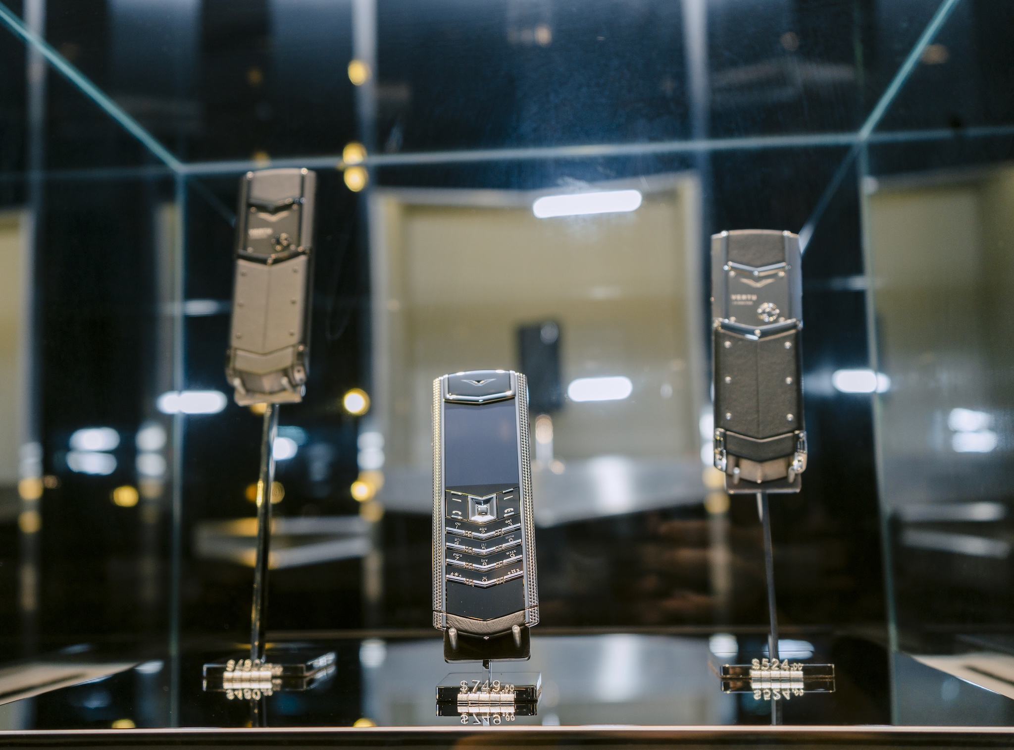 3 phiên bản Vertu Signature V 4G được khách Việt ưu ái, có mẫu hàng tỷ đồng