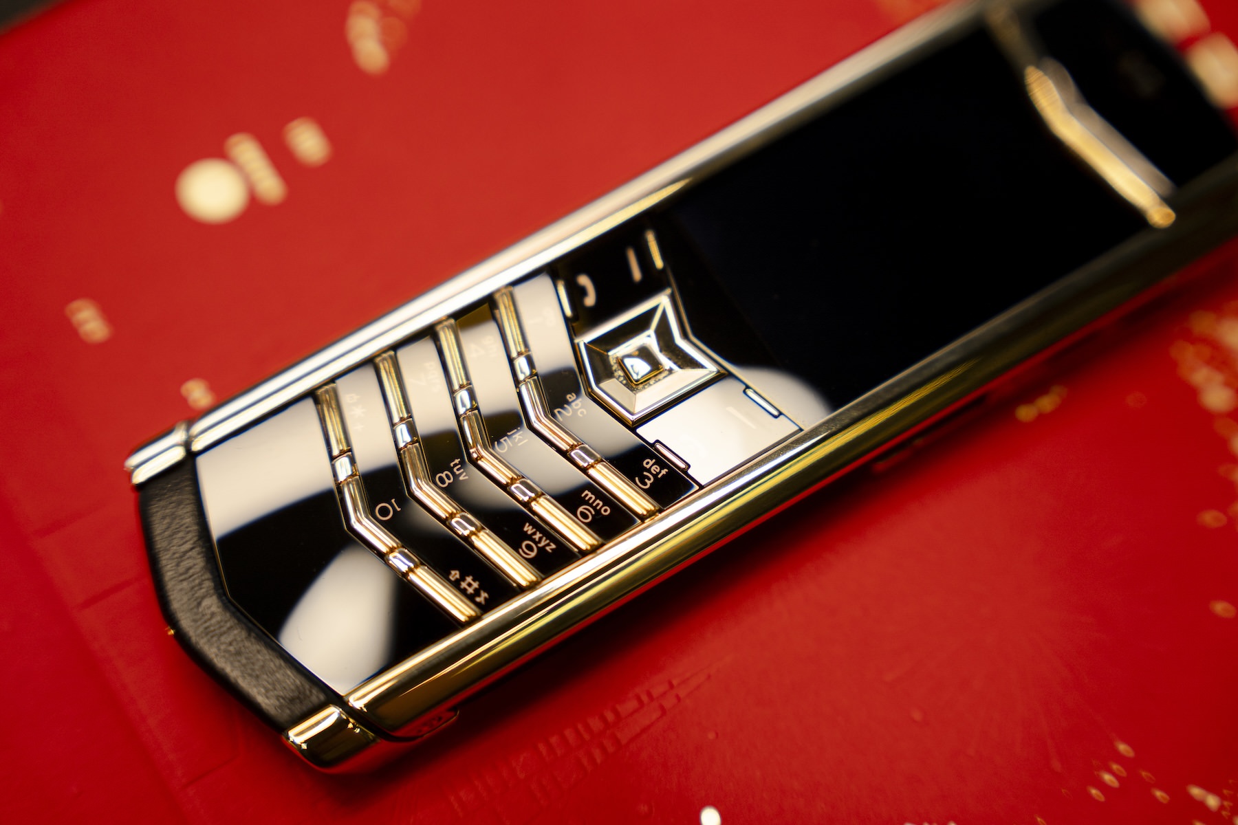 “Huyền thoại” Vertu Signature V vàng khối giá hơn 2,2 tỷ đồng tại Việt Nam