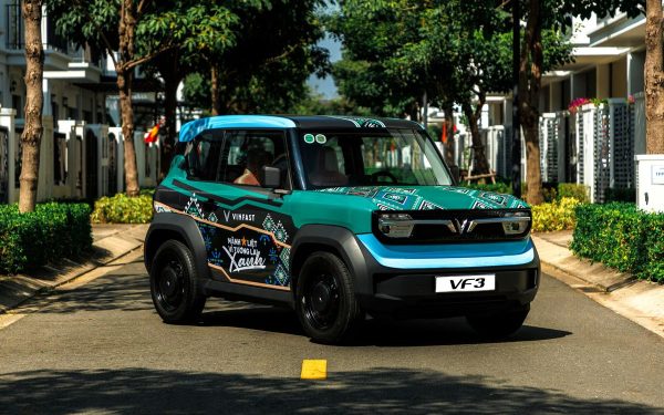 VinFast VF 3 302 triệu: Chồng ‘nghiện’ xe vợ, luồn lách phố đông