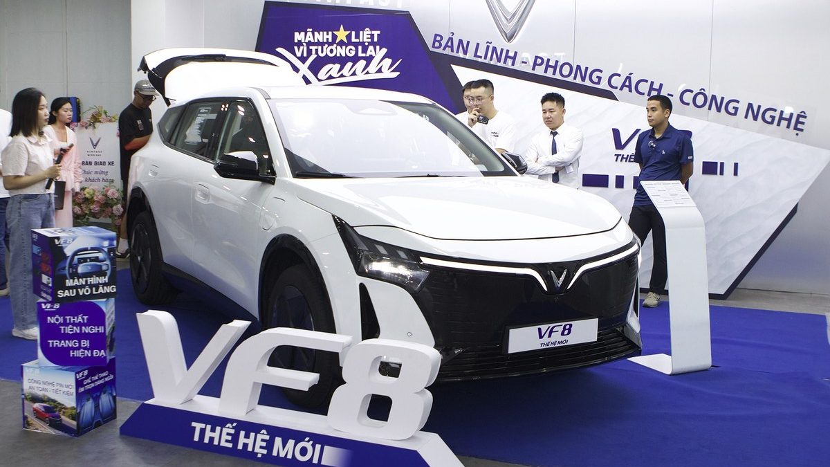Hình ảnh VinFast VF 8 thế hệ mới với thiết kế mặt ca-lăng đen bóng và dải đèn định vị hình cánh chim đặc trưng