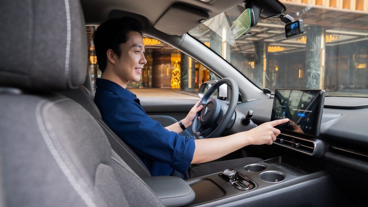 Chủ xe VinFast Limo Green hài lòng với các tính năng thông minh trên màn hình trung tâm