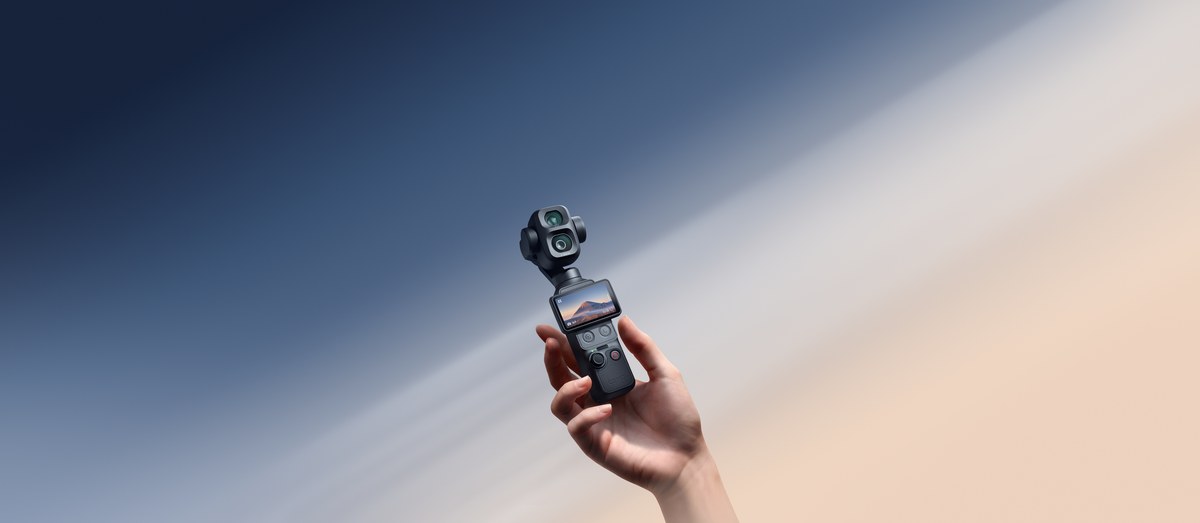 Thiết bị DJI Osmo Pocket 4 Pro mới với ống kính kép được cầm trên tay