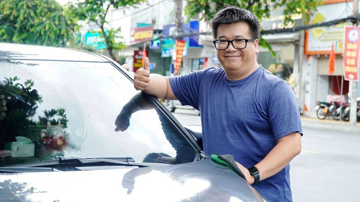 Vợ chồng anh Lương Phước An nhận bàn giao chiếc VinFast VF 5 tại đại lý