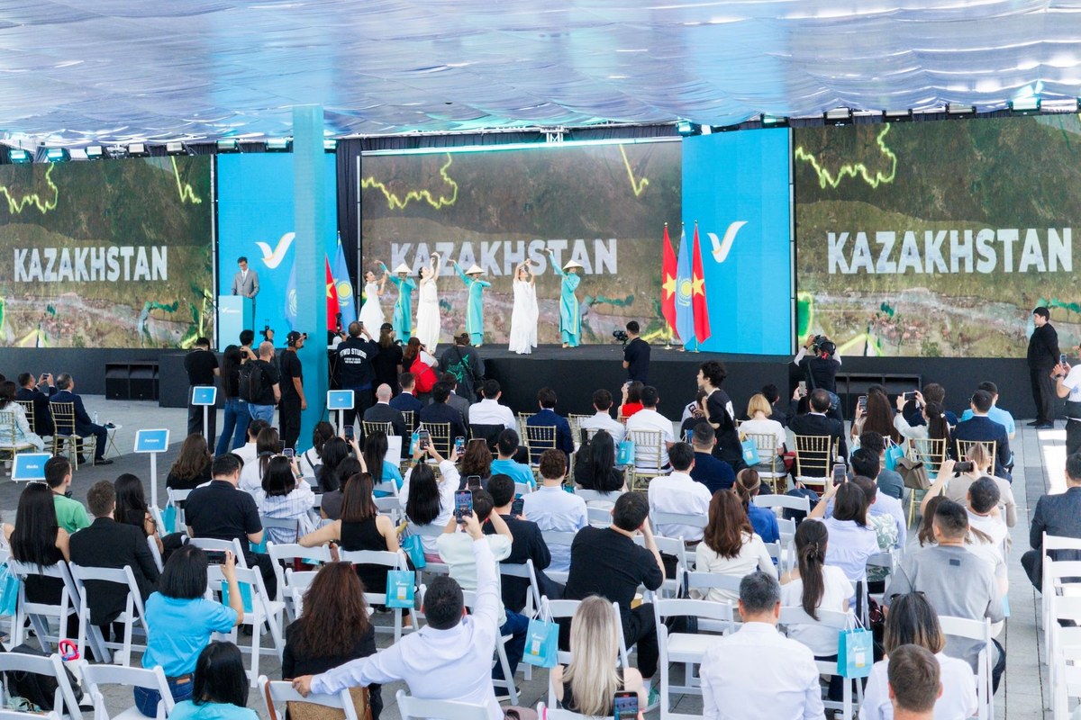 Green sm mang xe điện VinFast tới kazakhstan thị trường số 6