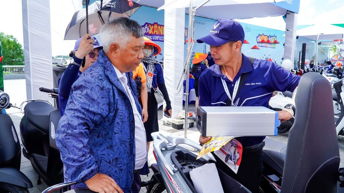 Hàng trăm người An Giang mê VinFast flazz max không giấy phép