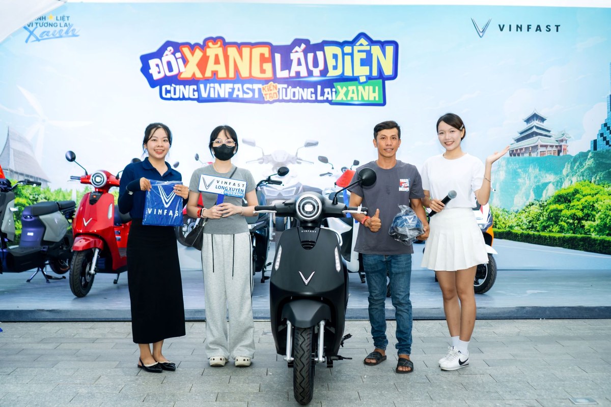 Hàng trăm người An Giang mê VinFast flazz max không giấy phép