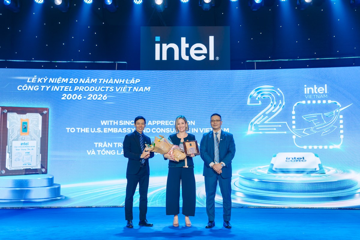 Đại diện Intel Việt Nam nhận bằng khen tại sự kiện đánh dấu hai thập kỷ hoạt động