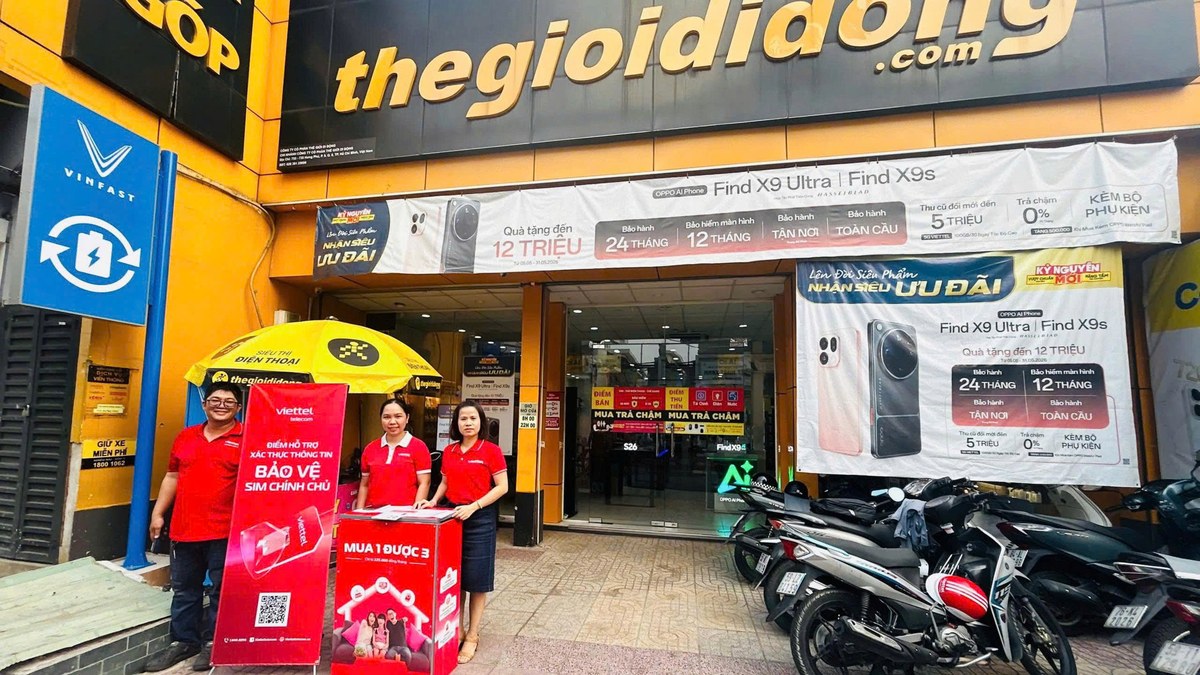 Người dân xếp hàng tại điểm giao dịch Viettel để xác thực thuê bao