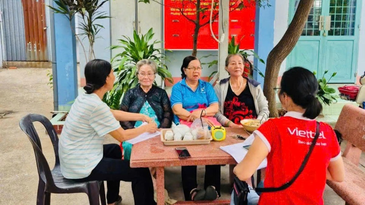 Nhân viên Viettel hỗ trợ xác thực tại nhà cho người cao tuổi