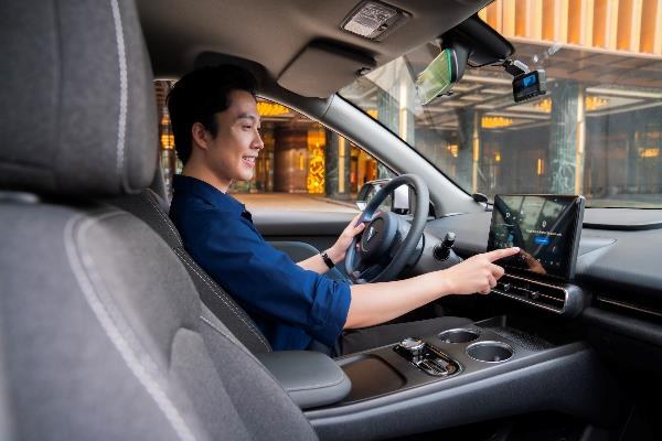 Tài xế trải nghiệm không gian nội thất rộng rãi trên VinFast Limo Green