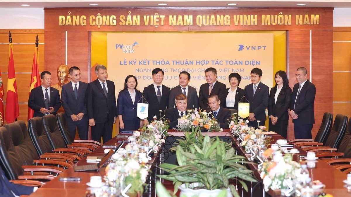 Ông Ngô Diên Hy, Phó TGĐ Tập đoàn VNPT và ông Nguyễn Việt Hà, Phó TGĐ của PVcomBank thực hiện nghi thức ký kết hợp tác giữa 2 doanh nghiệp