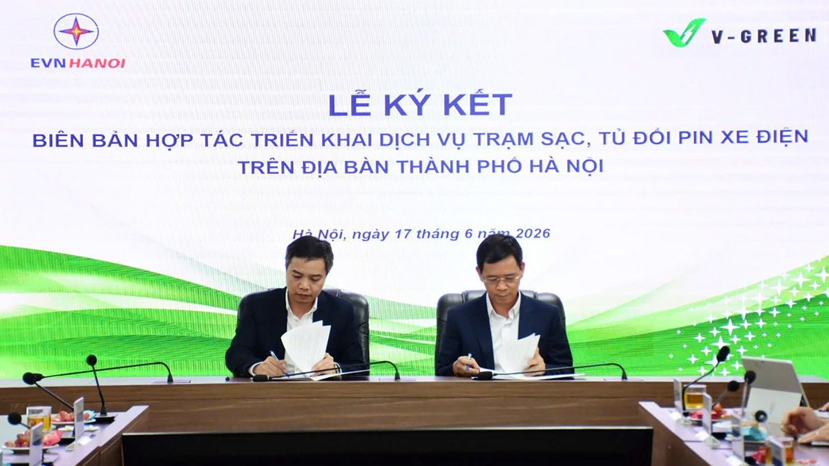 Đại diện V-Green và EVNHANOI ký kết thỏa thuận hợp tác phát triển hạ tầng xe điện tại Hà Nội