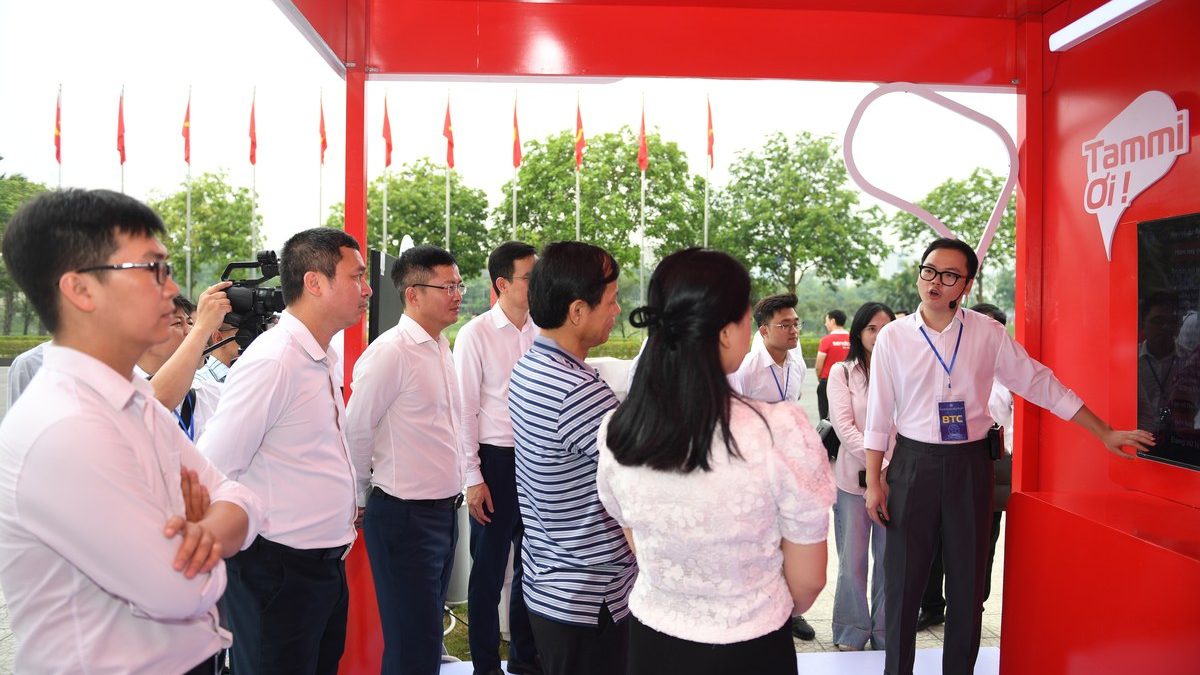 Đại diện Viettel giới thiệu mô hình chuyển đổi số với ba trụ cột cho Hà Nội tại sự kiện
