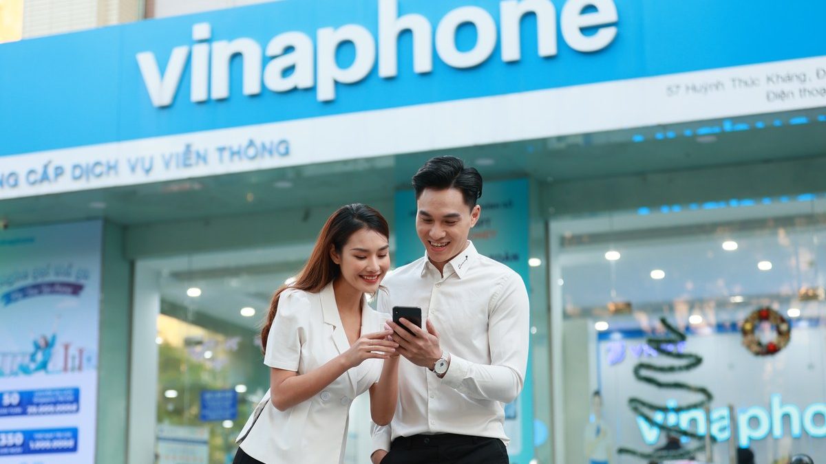Khách hàng hào hứng với chuỗi chương trình kỷ niệm 30 năm thương hiệu VinaPhone