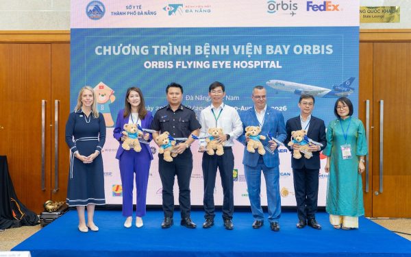 FedEx hợp tác Orbis mở rộng dịch vụ chăm sóc mắt tại VN