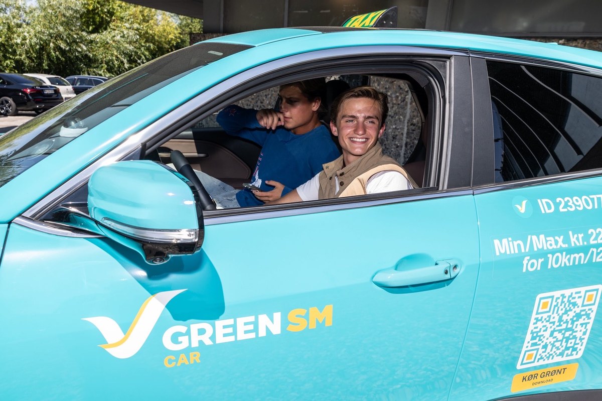 Hai thanh niên trong xe taxi điện Green SM tại Đan Mạch