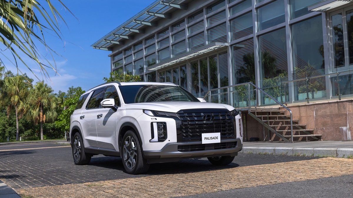 Hyundai Palisade với thiết kế hiện đại xuất hiện trước tòa nhà văn phòng