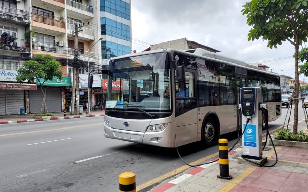 Philippines thúc đẩy phà điện, Pakistan đầu tư 500 xe buýt