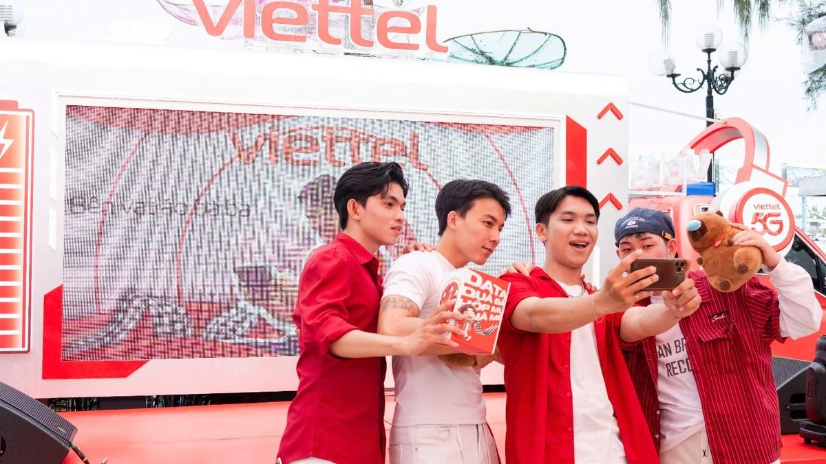 Nhóm người dùng selfie tại sự kiện Viettel 5G