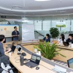 Đội ngũ tham gia Viettel AI Race 2026 cùng nhau làm việc và thảo luận về các bài toán công nghệ