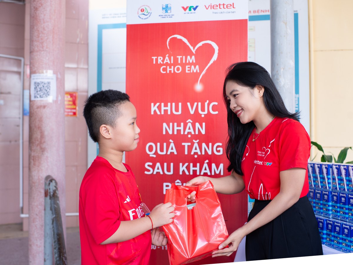 Đại diện Viettel trao quà cho trẻ nhỏ sau chương trình khám tim miễn phí tại Khánh Hòa
