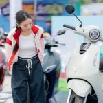 Khách hàng tham quan và trải nghiệm xe máy điện VinFast mới tại sự kiện tri ân