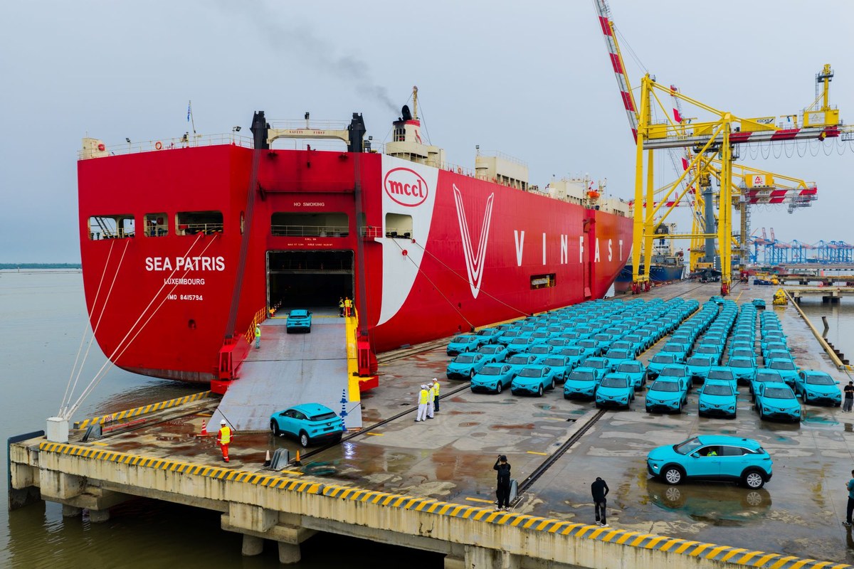 Tàu Sea Patris chở xe điện VinFast rời cảng xuất khẩu đi châu Âu