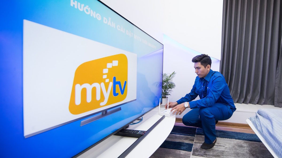 Kỹ thuật viên VNPT khảo sát, tối ưu hệ thống WiFi, đảm bảo kết nối Internet mạnh mọi góc nhà