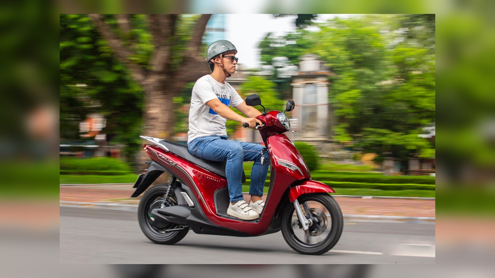 Nhiều xe máy điện đỗ tại bãi xe của tòa nhà văn phòng, nhấn mạnh tỷ trọng xe điện ngày càng lớn trong nhu cầu đi lại đô thị. (Ảnh minh họa)