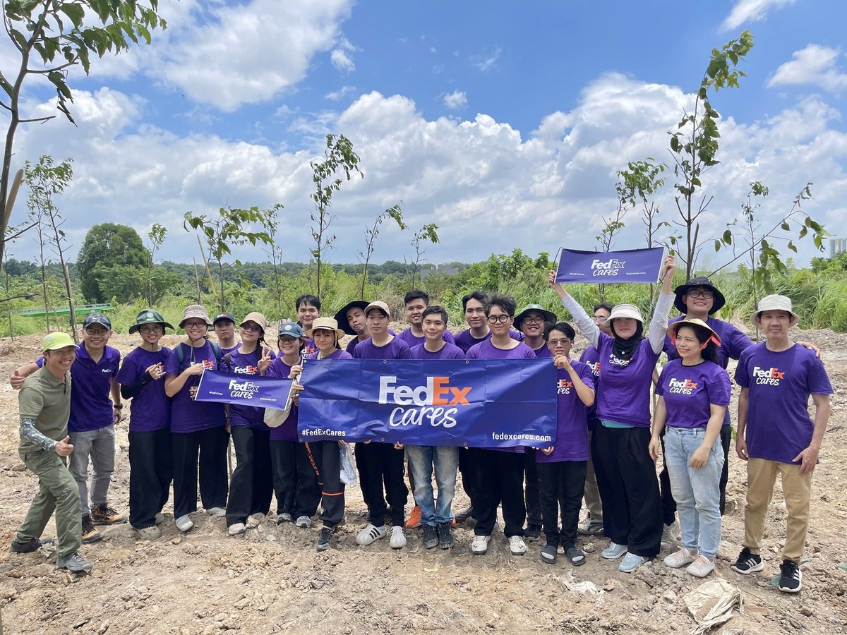 FedEx và tình nguyện viên chung tay phủ xanh đô thị, bảo vệ môi trường