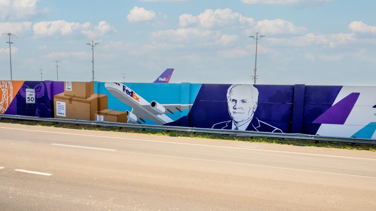 Bức tường rực rỡ tại sân bay vinh danh nhà sáng lập FedEx và những đóng góp của ông