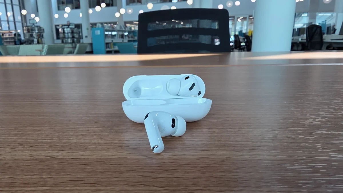 Apple thử nghiệm AirPods tích hợp camera, dự kiến ra mắt 2026