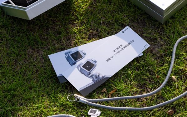 HONOR ra mắt Robot Phone với camera gimbal tự chuyển động bằng AI