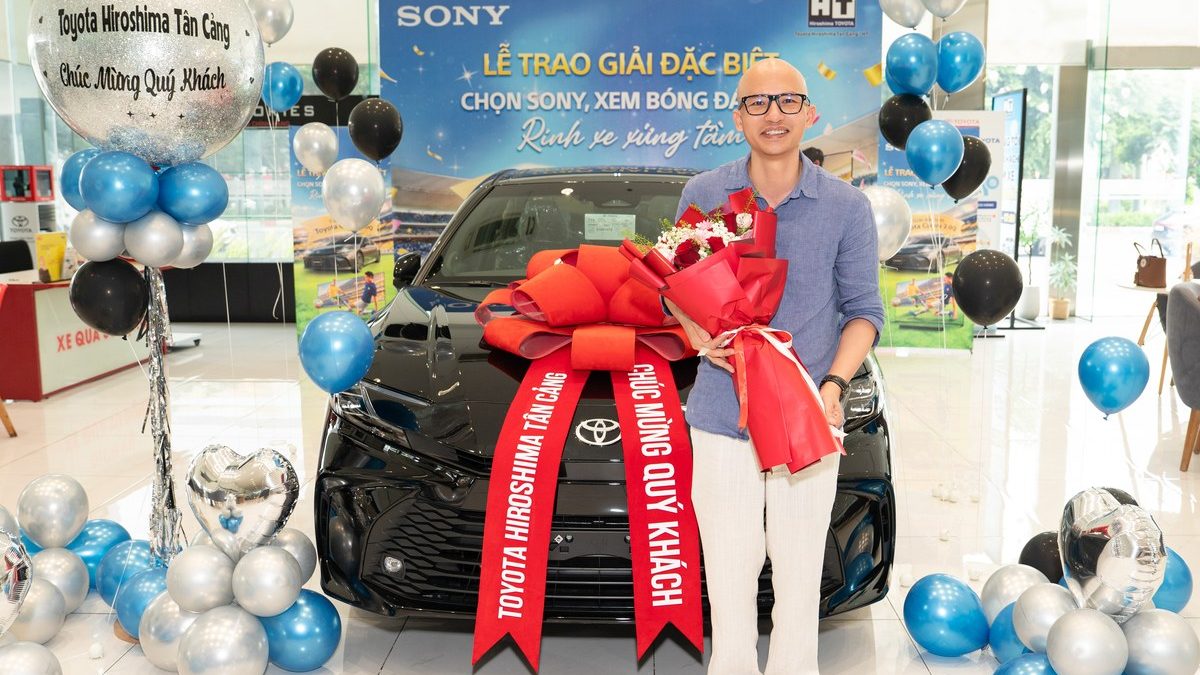 Ông Nakashima Tomohiro trao xe Toyota Camry cho khách hàng may mắn
