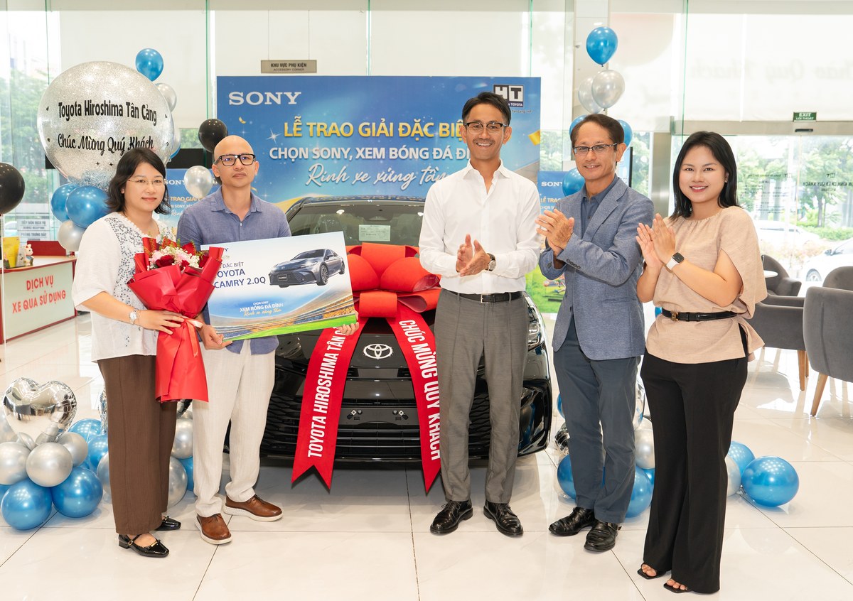 Ông Nakashima Tomohiro trao chiếc Toyota Camry cho khách hàng may mắn