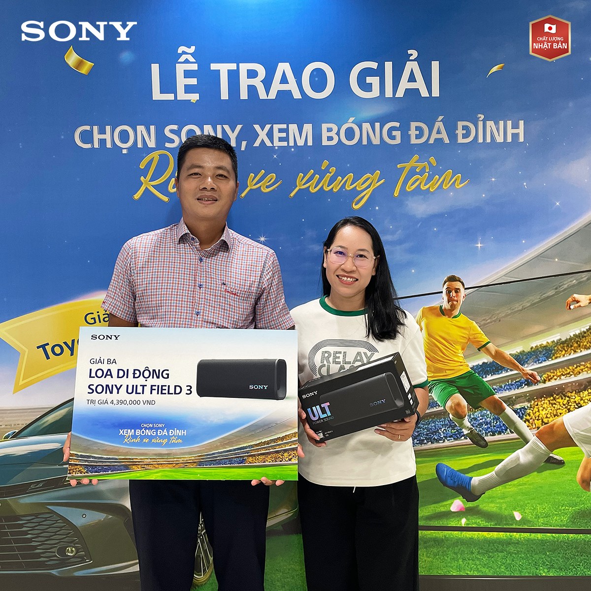 Niềm vui của gia đình chị Nguyễn Phan Thanh Liễu khi trở thành một trong những khách hàng may mắn sở hữu loa di động Sony ULT FIELD 3