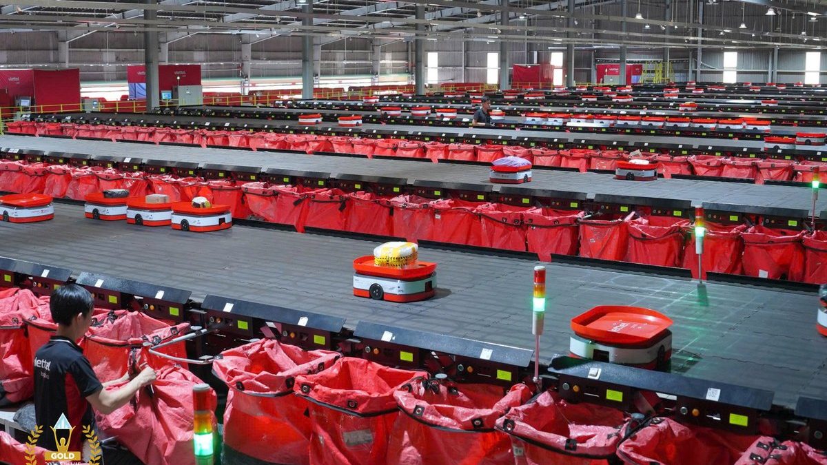 Viettel ứng dụng robot tự động hóa trong hoạt động vận hành hậu cần