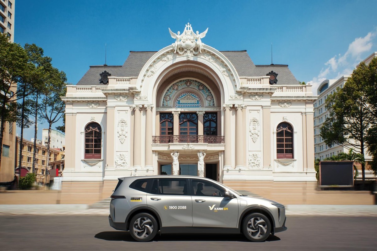 Xe điện VinFast Limo Green di chuyển trước Nhà hát lớn Sài Gòn