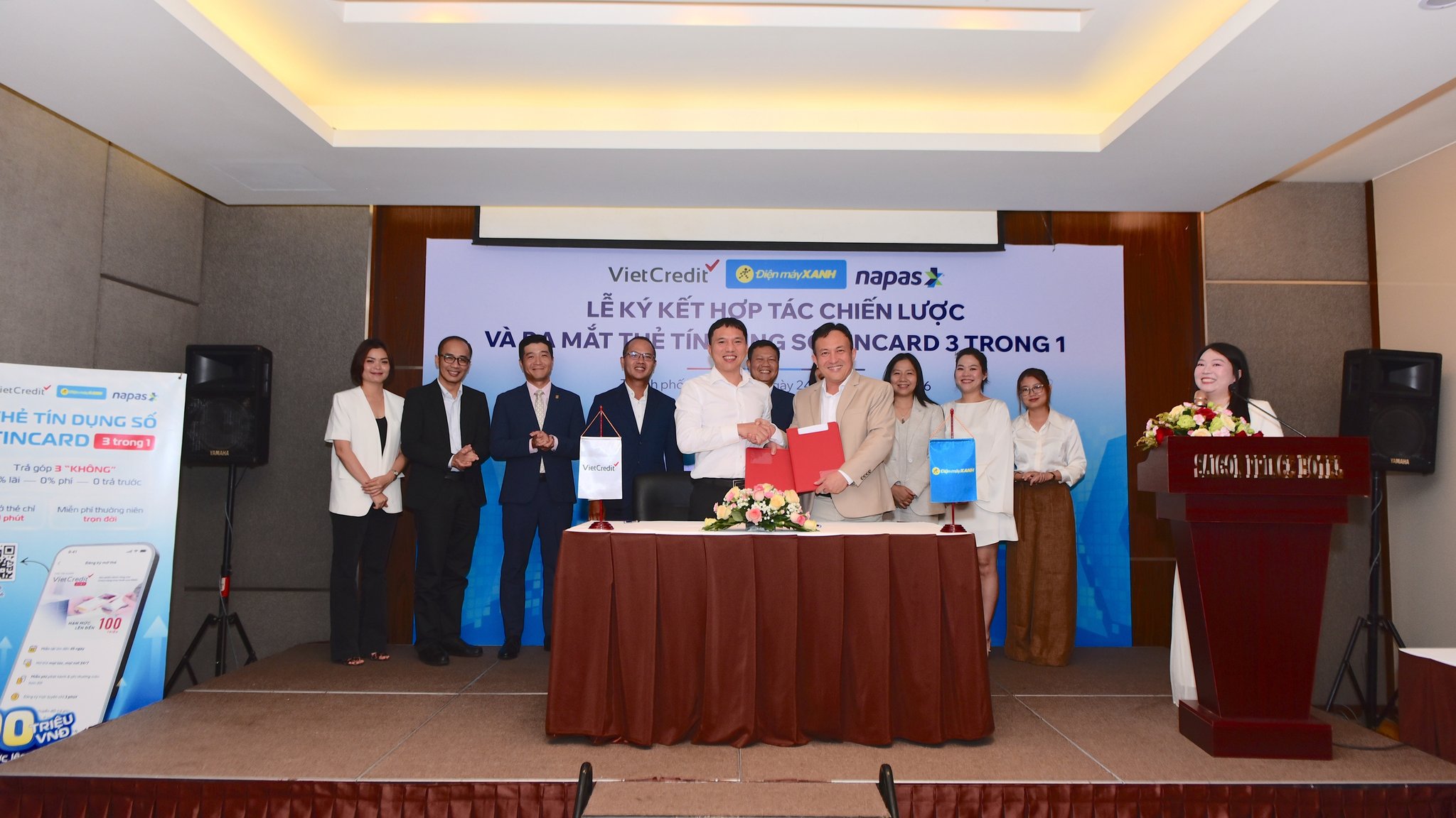 Đại diện VietCredit và Điện Máy Xanh bắt tay tại lễ ký kết hợp tác chiến lược và ra mắt TINCard 3 trong 1 — Ảnh: Điện Máy Xanh