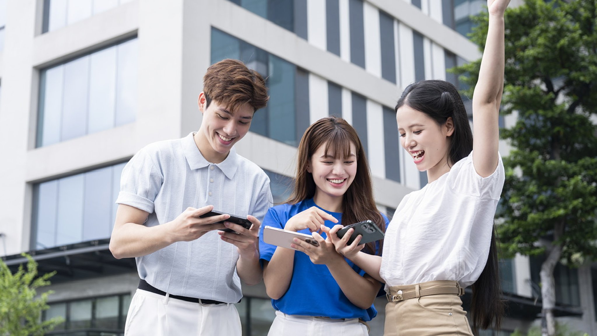Nhóm bạn trẻ sử dụng điện thoại trong khuôn viên trường — Ảnh: VNPT VinaPhone