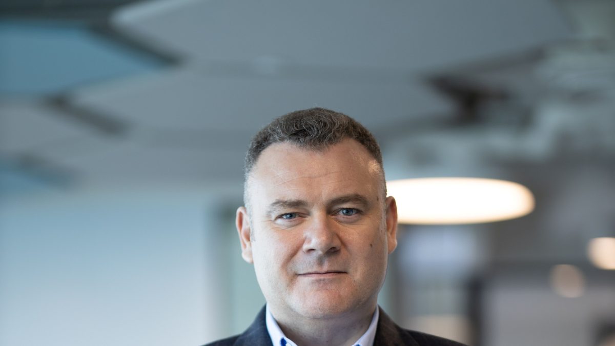 Ông Richard Morgan, Phó Chủ tịch Cấp cao phụ trách Kinh doanh và Giải pháp khu vực châu Á-Thái Bình Dương của FedEx, trong ảnh chân dung đã cắt ngang 16:9 từ ảnh gốc TCBC.