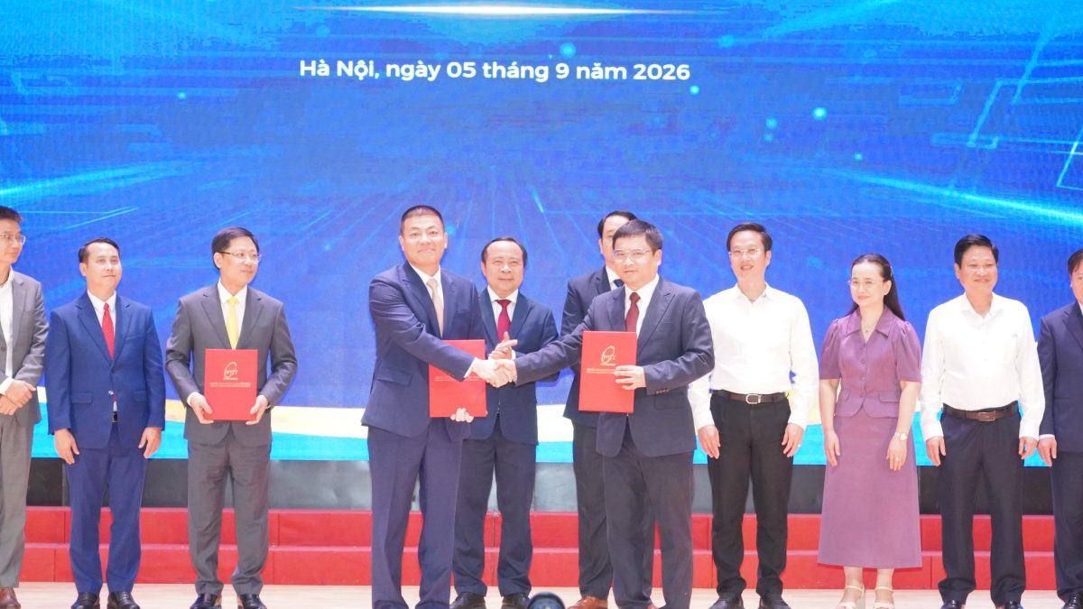 Đại diện VNPT và PTIT tại lễ ký thỏa thuận hợp tác phát triển trí tuệ nhân tạo trong giáo dục ngày 5/9/2026 tại Hà Nội.