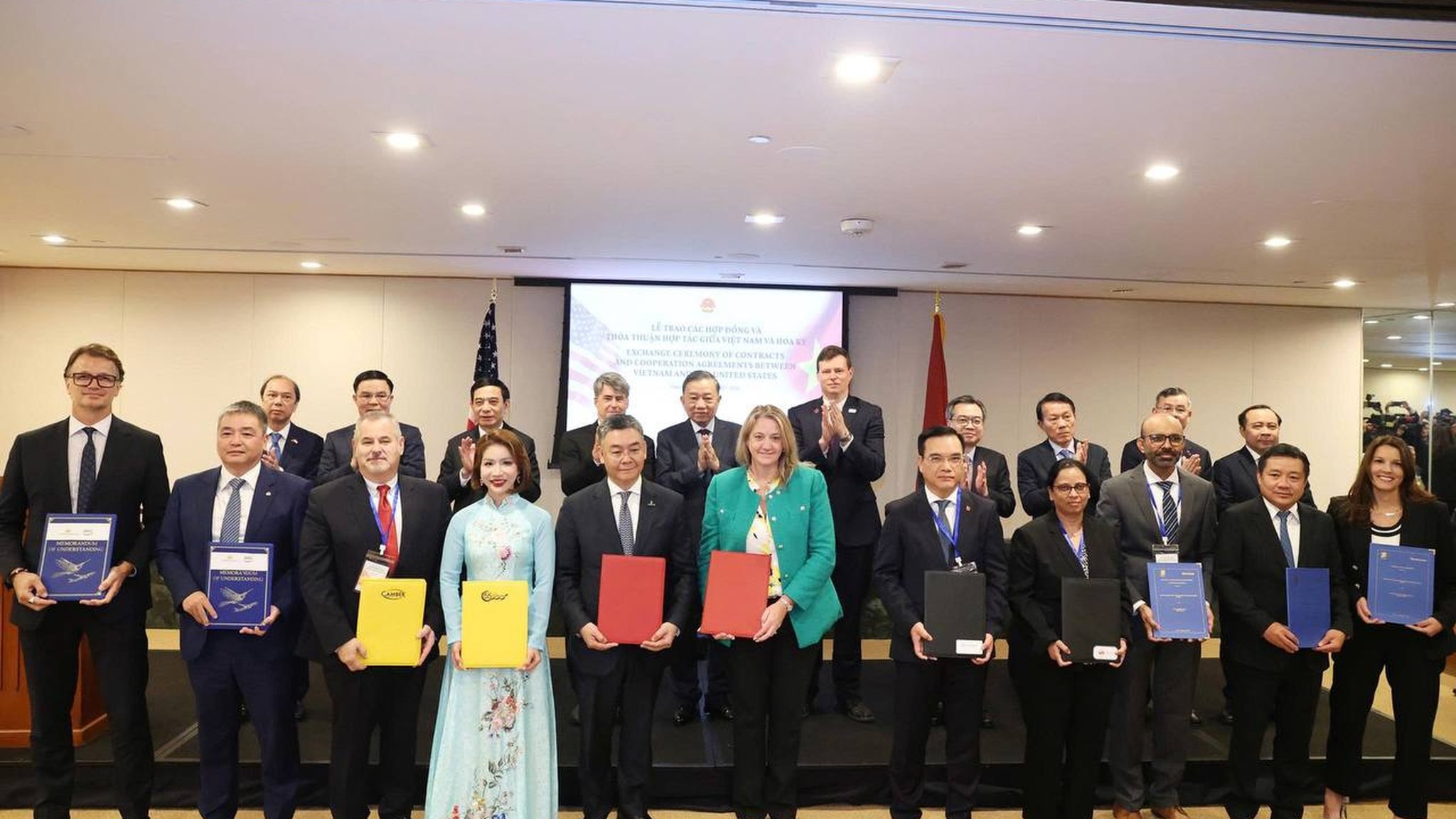 Đại diện các đơn vị tại lễ trao các hợp đồng và thỏa thuận hợp tác ở New York — Ảnh: VNPT