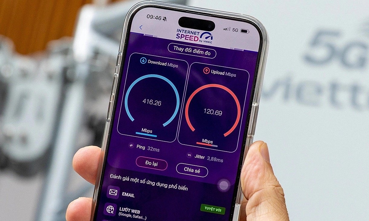 Người dùng kiểm tra tốc độ Internet trên điện thoại khi sử dụng mạng di động. Ảnh: Viettel