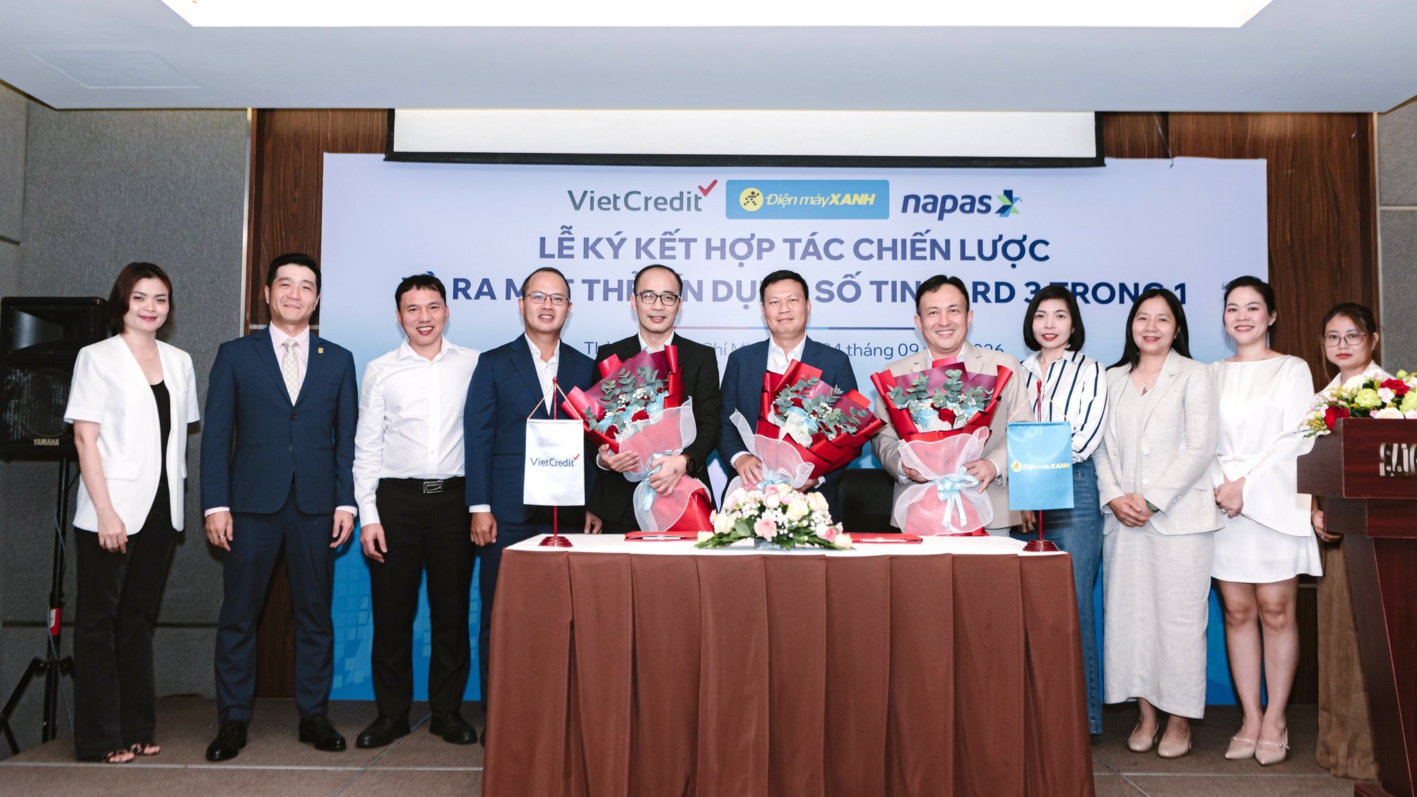Đại diện các đơn vị tại lễ ký kết hợp tác và ra mắt TINCard 3 trong 1 ở TP.HCM — Ảnh: Điện Máy Xanh