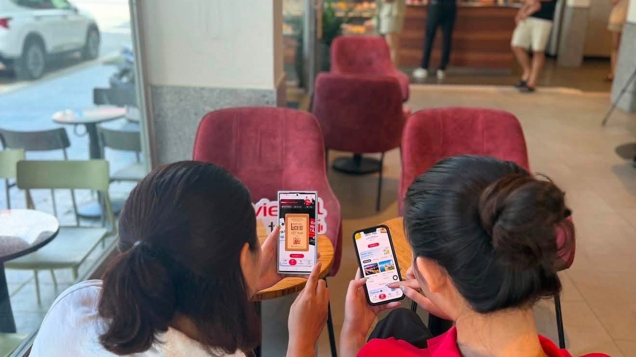 Người dùng thao tác trên Viettel Tammi bằng điện thoại — Ảnh: Viettel Telecom